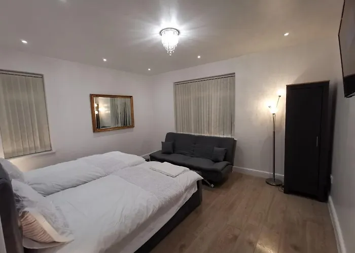 Three Bedroom Modern Apartment By Luton Airport And Luton Station