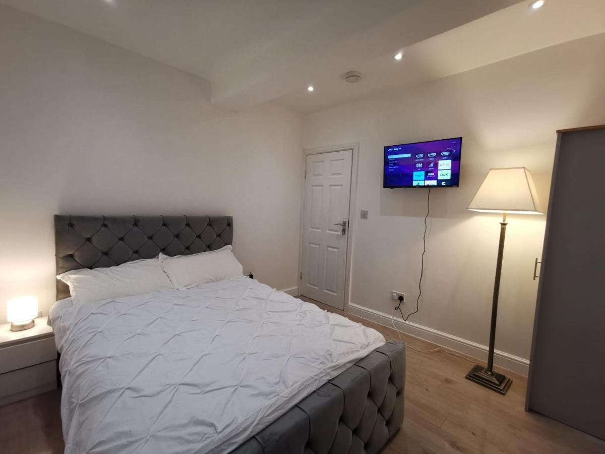 Three Bedroom Modern By Luton Airport And Luton Station *