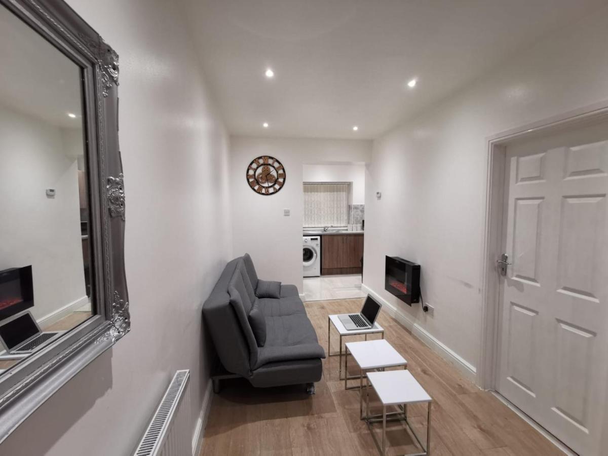 Three Bedroom Modern By Luton Airport And Luton Station Apartment *