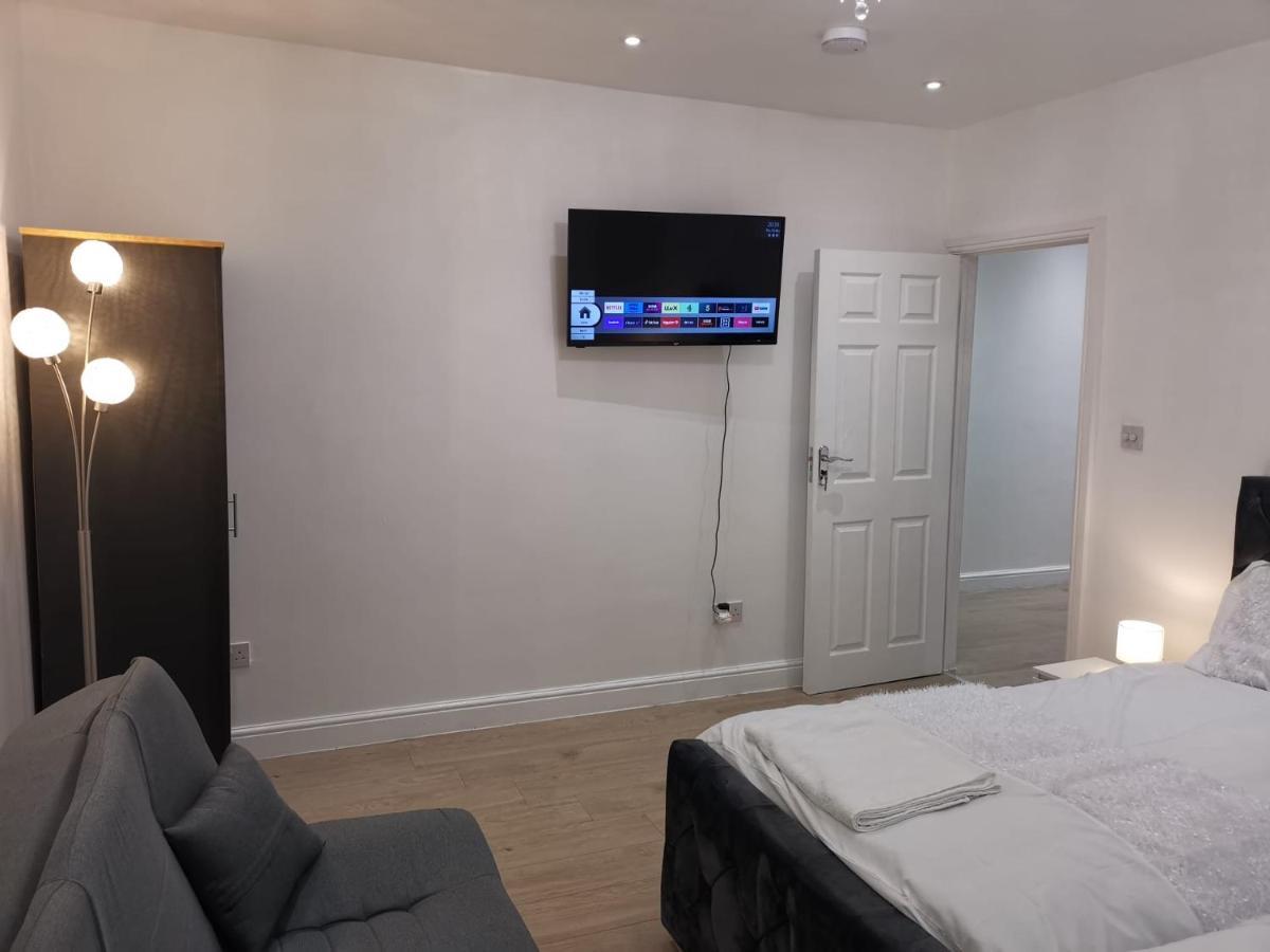 Three Bedroom Modern By Luton Airport And Luton Station