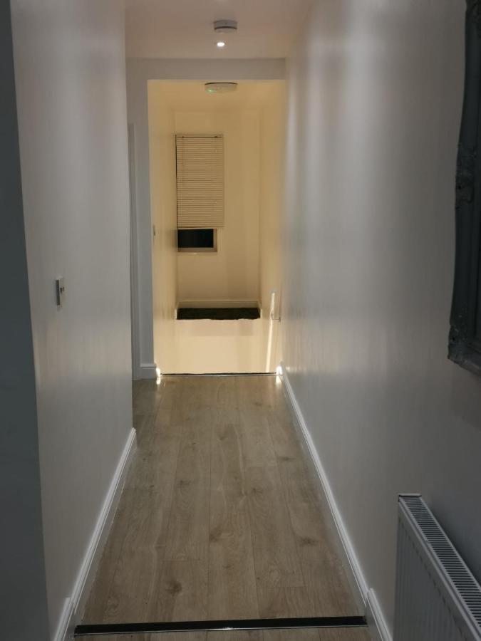 Three Bedroom Modern By Luton Airport And Luton Station *