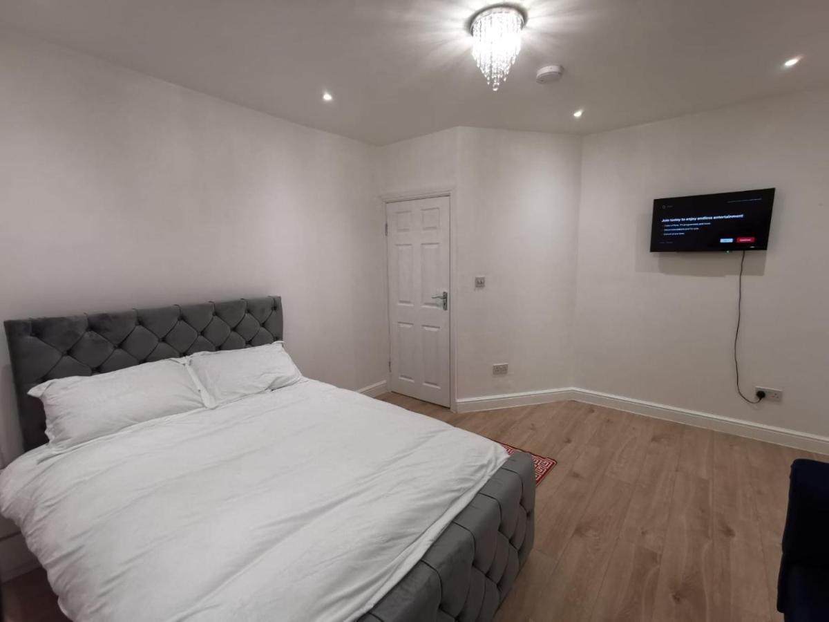 Three Bedroom Modern By Luton Airport And Luton Station
