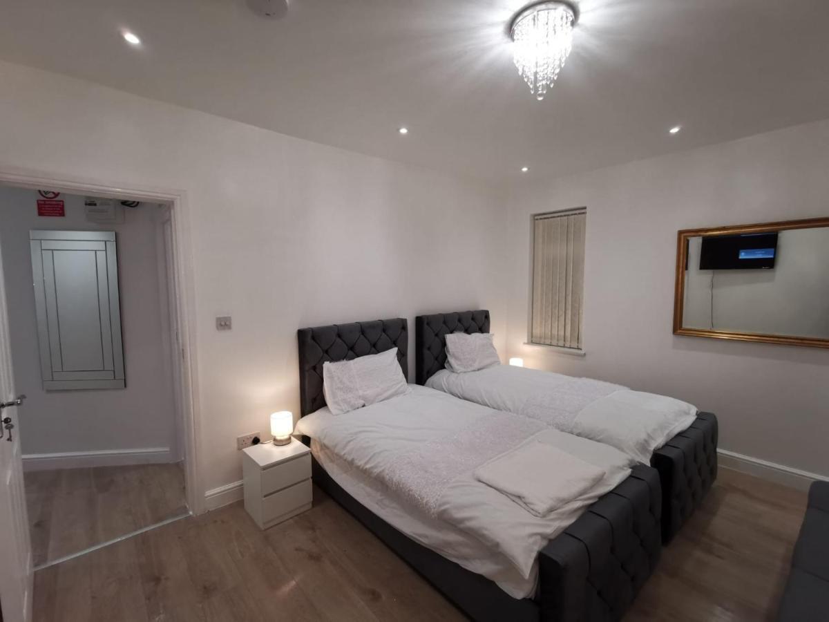 Three Bedroom Modern By Luton Airport And Luton Station Apartment *