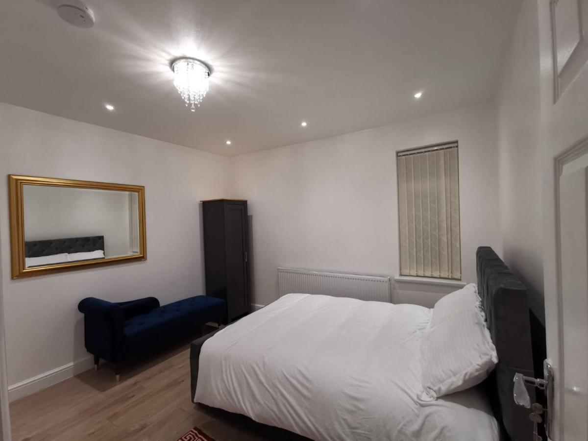 Three Bedroom Modern By Luton Airport And Luton Station Apartment Luton (Bedfordshire)