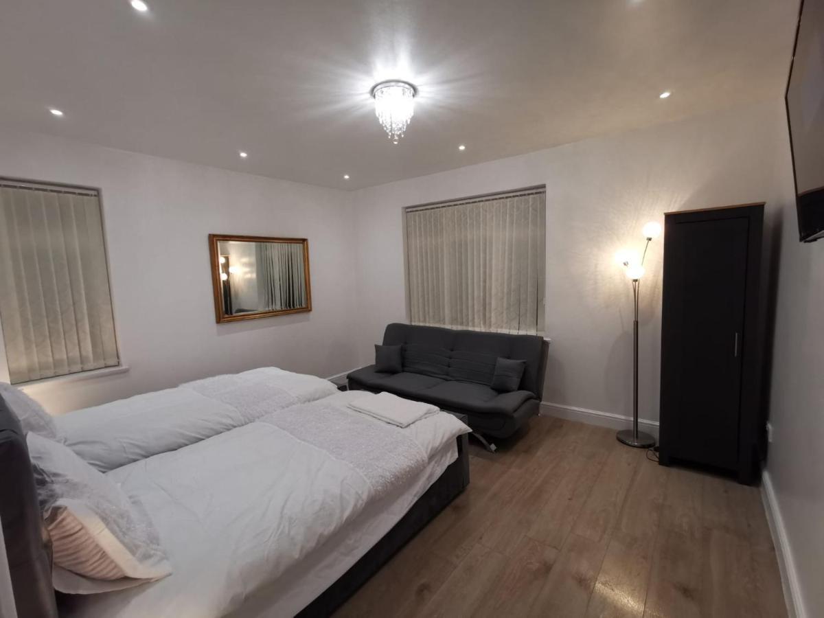 Three Bedroom Modern By Luton Airport And Luton Station Apartment *
