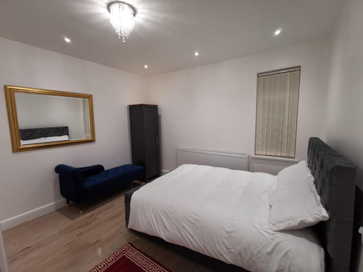 Three Bedroom Modern By Luton Airport And Luton Station *