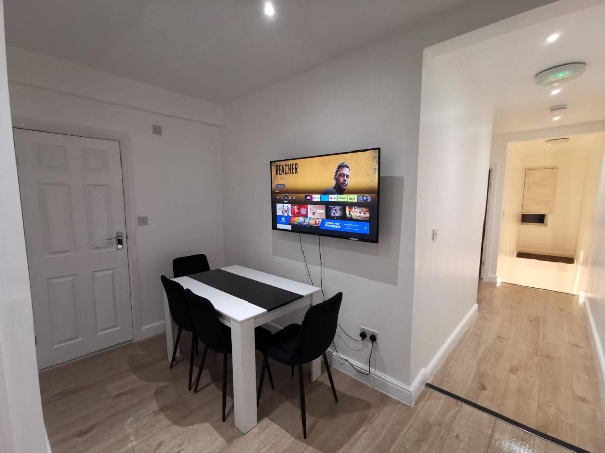 Three Bedroom Modern By Luton Airport And Luton Station Apartment *