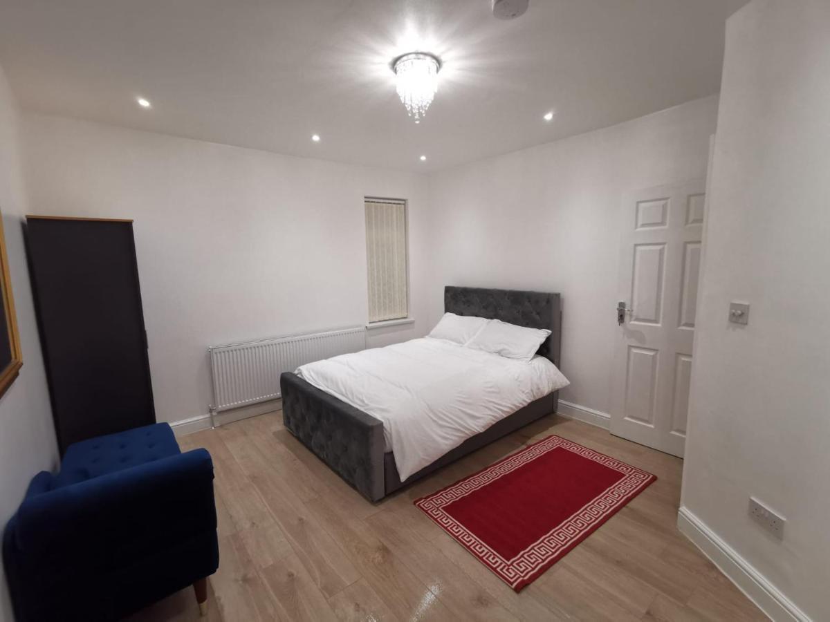 Three Bedroom Modern By Luton Airport And Luton Station Apartment *