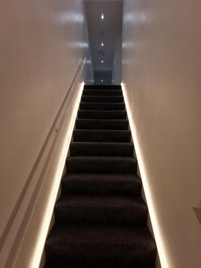 Three Bedroom Modern By Luton Airport And Luton Station Apartment
